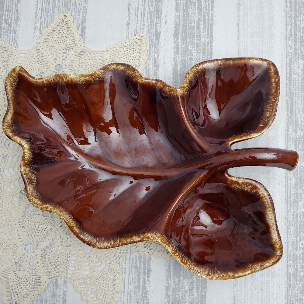 Vintage Leaf Hull Pottery